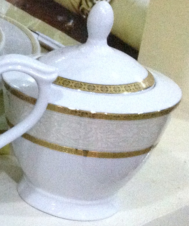 https://www.sigoja.com/products/Rayware%20Regency%20Gold%20Sugar%20Bowl%20with%20Lid.jpg